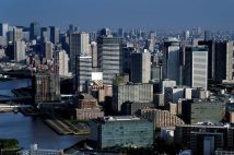 大規模マンションの開発が相次ぐ豊洲の街並み(江東区/時事通信フォト)