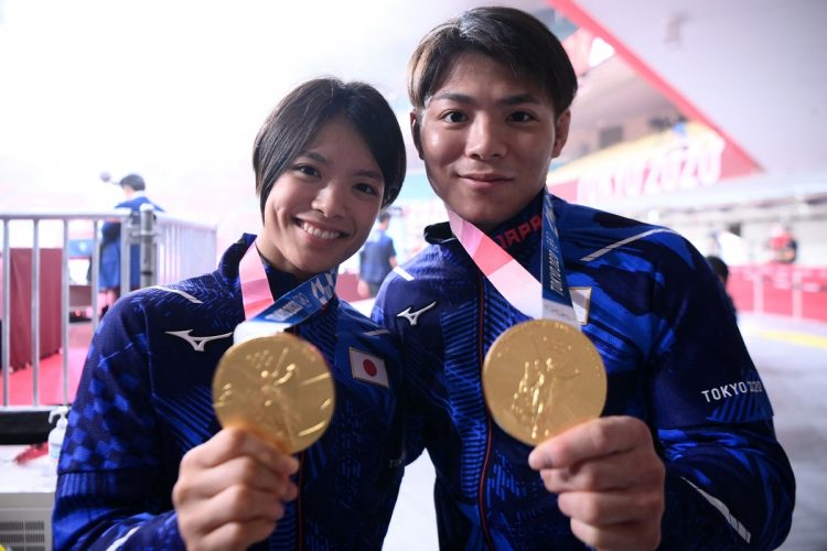 兄弟で同日金メダルを獲得した阿部一二三選手（右）と妹の阿部詩選手（写真／AFLO）