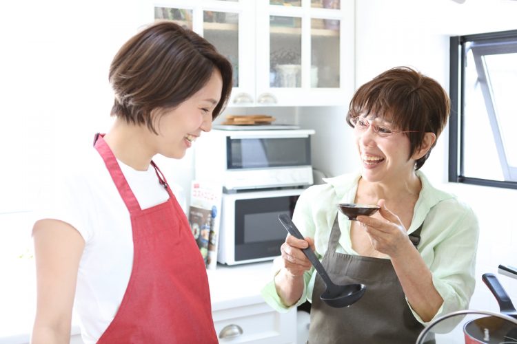 次男の妻・和田明日香（左）とは、2人揃って料理関係のイベントに参加したりレシピ本を出すなど、仕事でもいい“相棒”となっている