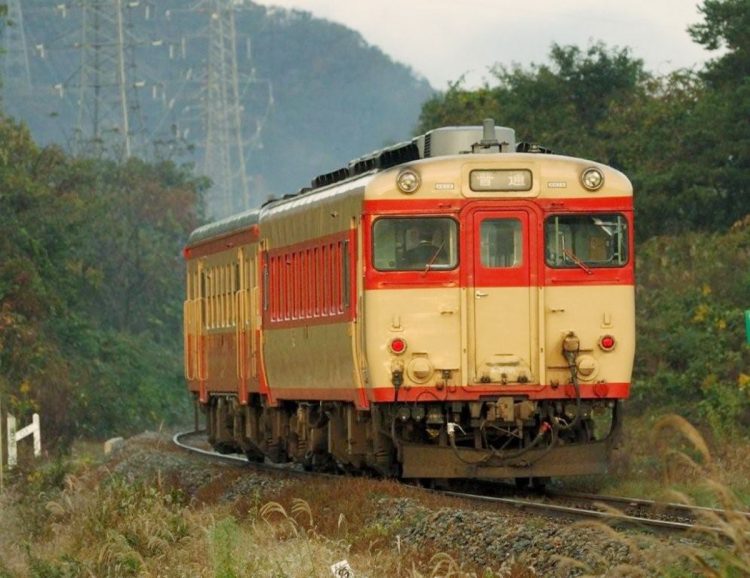 千葉県のいすみ鉄道で今も運行されている旧国鉄型ディーゼルカー「キハ28」。［いすみ鉄道提供］（時事通信フォト）