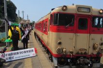 千綿駅開業90周年イベントで駅に停車する佐世保行き区間快速「シーサイドライナー」（時事通信フォト）