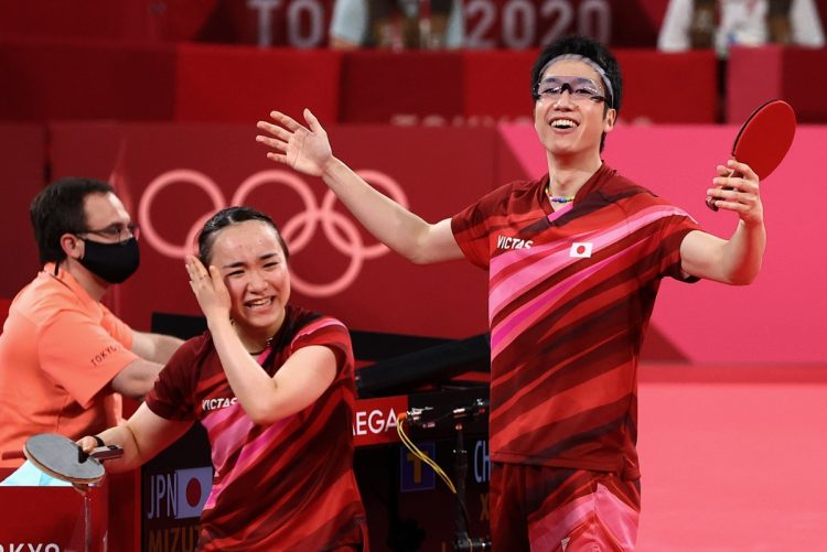 卓球混合ダブルスで中国に勝った伊藤美誠選手（左）と水谷隼選手（写真／共同通信社）