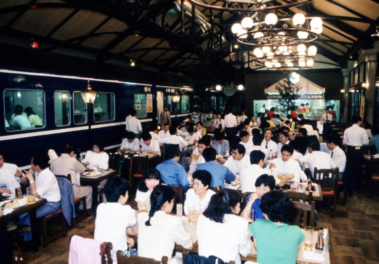 イタめしやティラミスが流行した（写真／Haruyoshi Yamaguchi/AFLO）