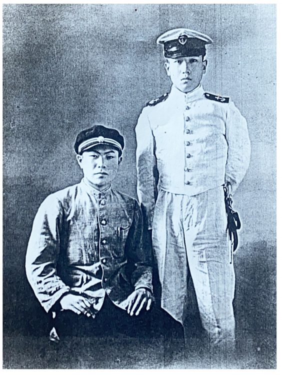 海軍兵学校在学中の林さん（右）。実家の長野に帰った時に親友と（林さん提供）。