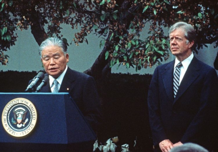 厳しい日米交渉の裏では「アメリカへの感謝」を語っていた（1980年、カーター米大統領と＝CNP/時事通信フォト）