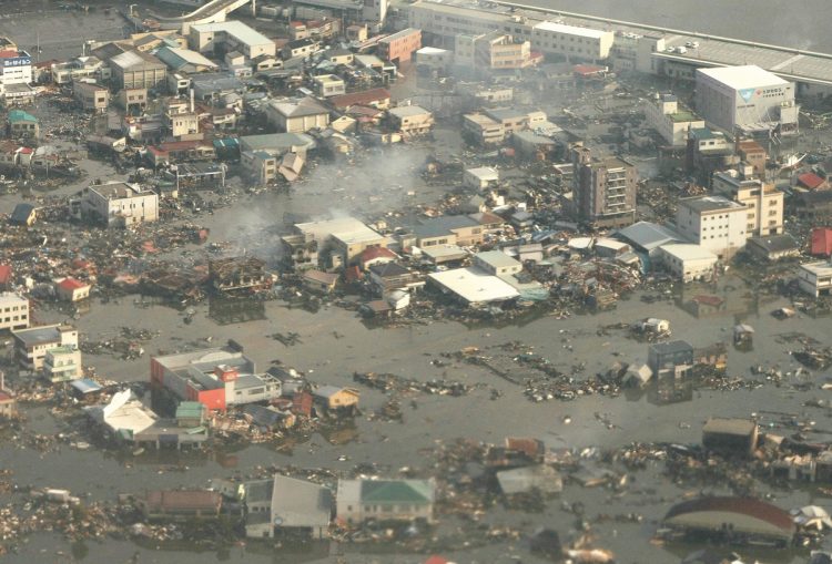 東日本の太平洋側の広範囲が震源となり、巨大津波を引き起こした（時事通信フォト）