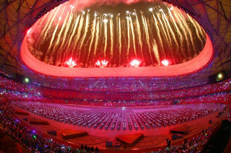 半年後の北京五輪開会式はどう行う？（写真は2008年の北京五輪開会式のセレモニー／共同通信社）