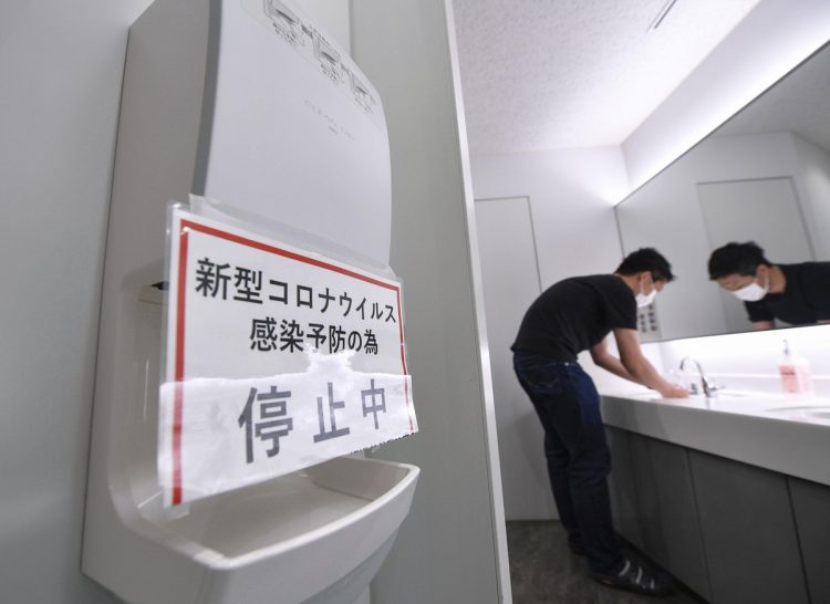 ハンドドライヤーは使用禁止にしているところも多い（写真／共同通信社）