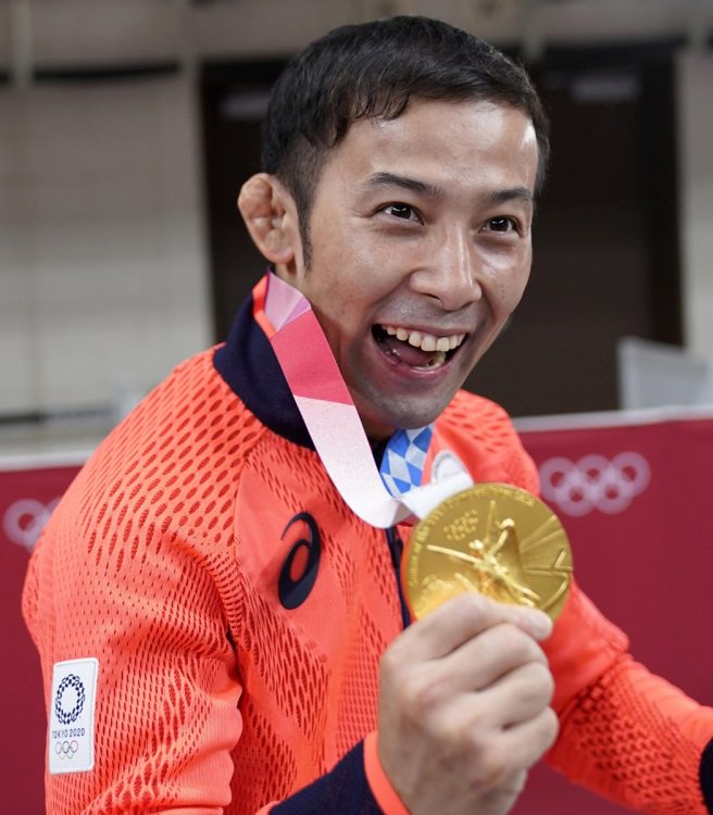 金メダルを手に笑顔を見せる高藤直寿選手（写真／共同通信社）