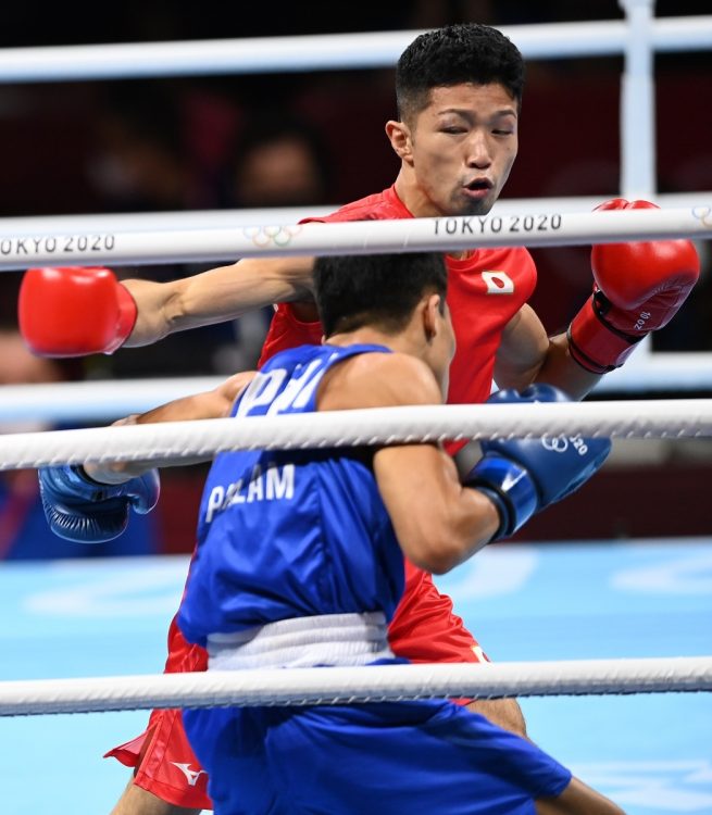 右フックを見せる田中亮明