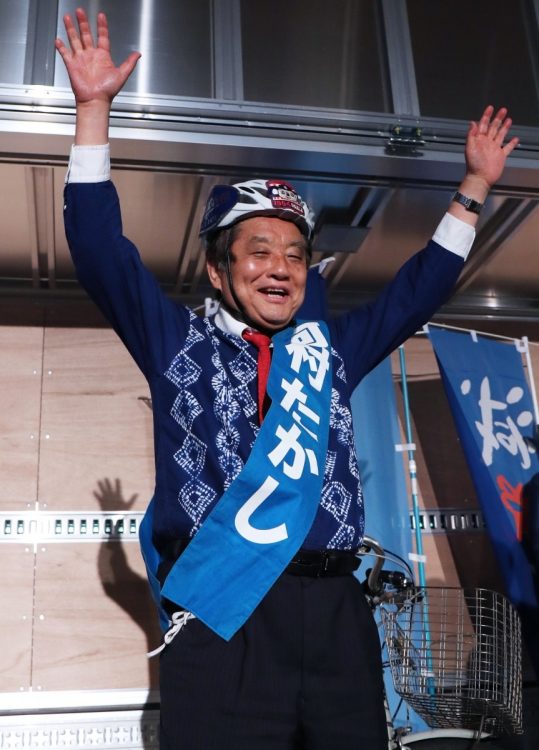2021年4月25日、名古屋市長選挙で当選確実となり、万歳する現職の河村たかし氏（時事通信フォト）