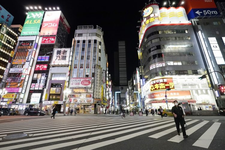 2020年5月、閑散とした週末の歌舞伎町。この頃は、コロナ対策として皆が辛抱していた(時事通信フォト)