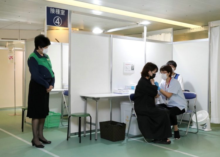 教育関係者などが対象の東京都行幸地下ワクチン接種センターを視察する小池百合子東京都知事（左、時事通信フォト）