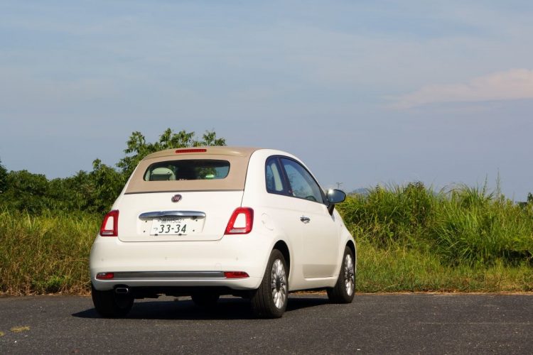 フィアット500Cのリアビュー(山口・パープルの丘にて)