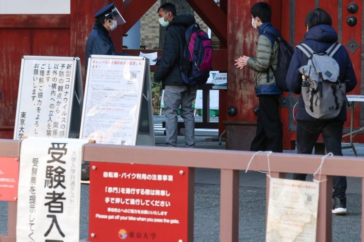 大学入試共通テストの第2日程の試験場に向かう受験生(時事通信フォト)