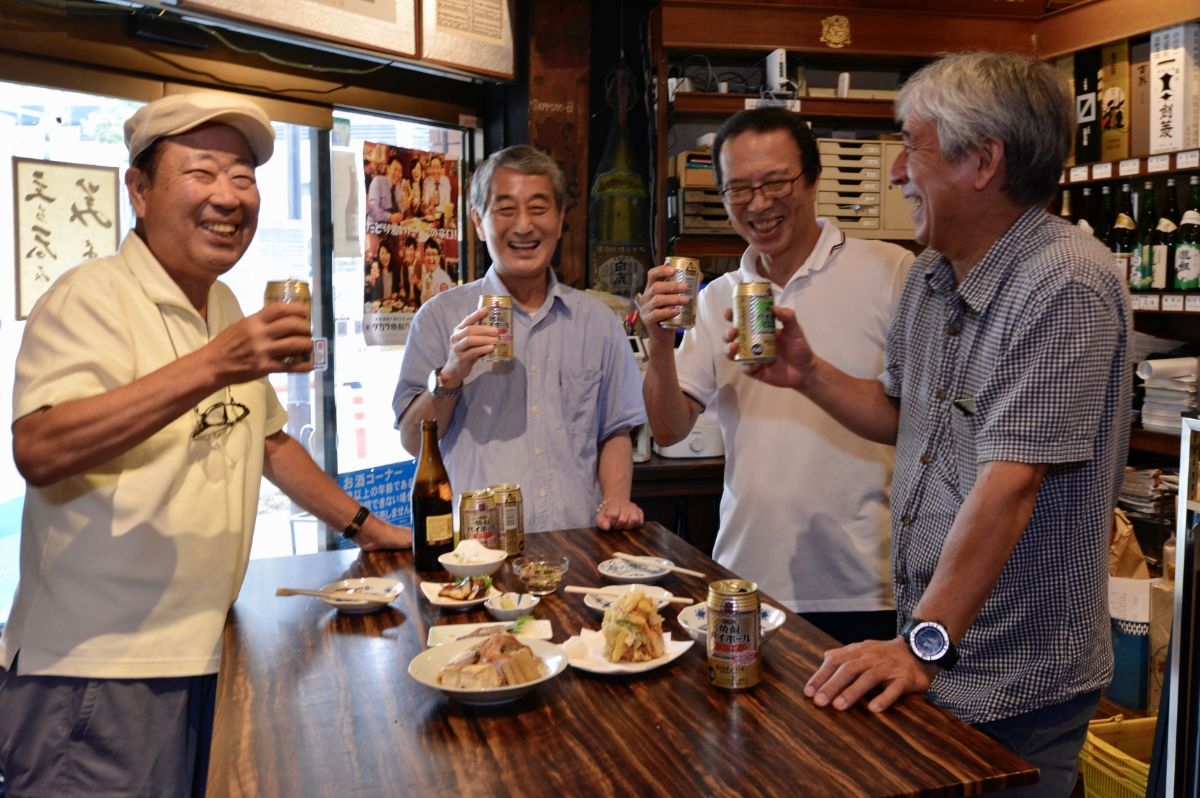 「生まれも育ちも神戸だよ」という粋な地元客の笑顔が弾ける