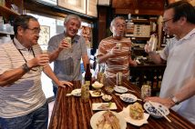 ロック好きの店主を囲み、店を愛する常連客で連日賑わう