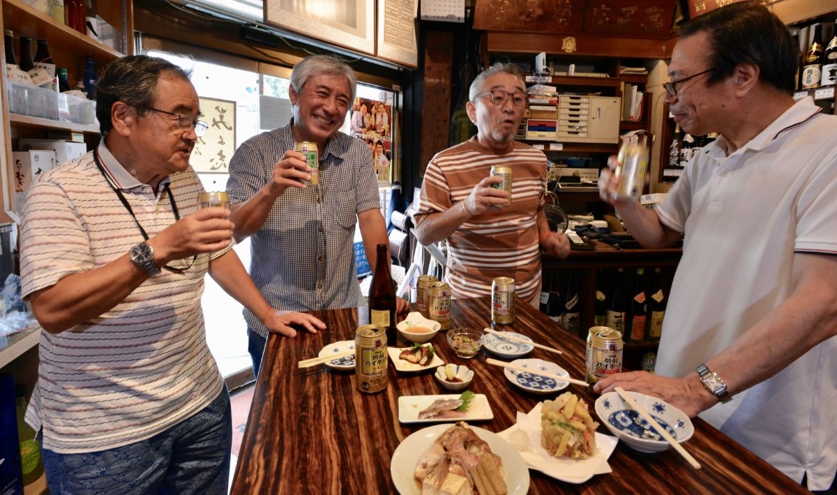 ロック好きの店主を囲み、店を愛する常連客で連日賑わう