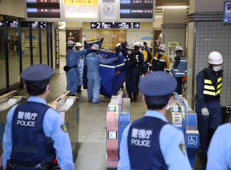 祖師ヶ谷大蔵の駅で負傷者が搬送される様子（時事通信フォト）