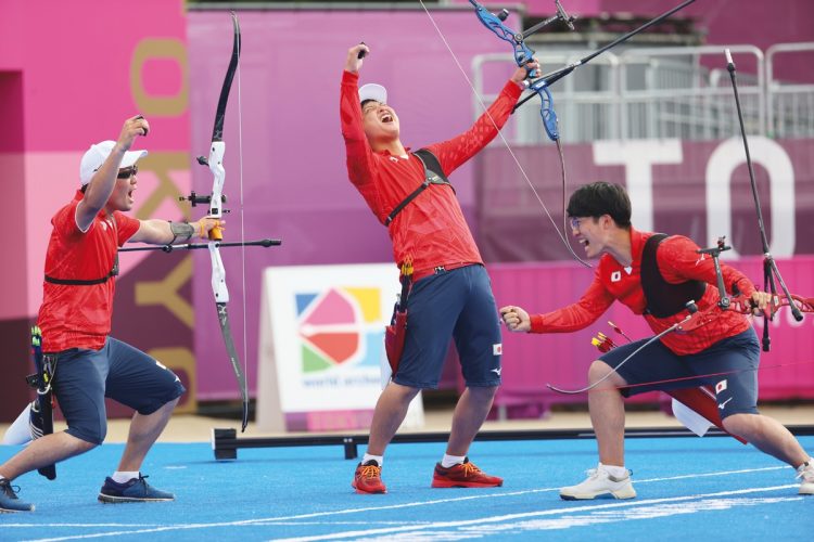 アーチェリーは男子団体では初のメダル（右から武藤弘樹、河田悠希、古川高晴。写真／日本雑誌協会代表撮影：松永卓也）