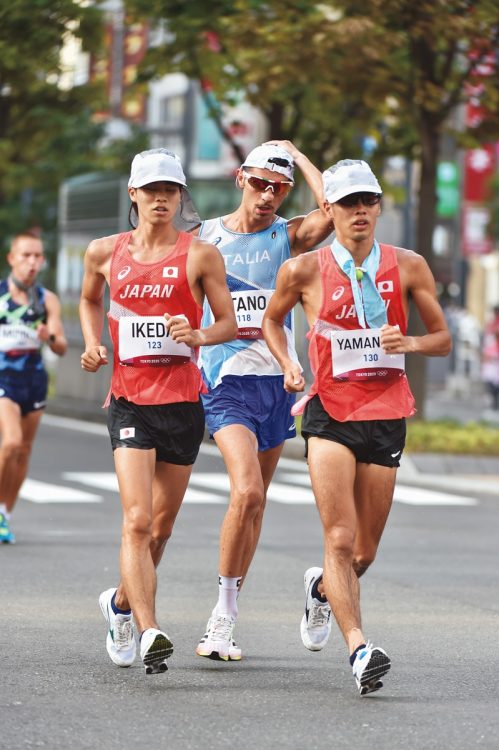 左から陸上・男子20km競歩で銀メダルを獲得した池田向希、銅メダルを獲得した山西利和（写真／日本雑誌協会代表撮影： 鈴木七絵）