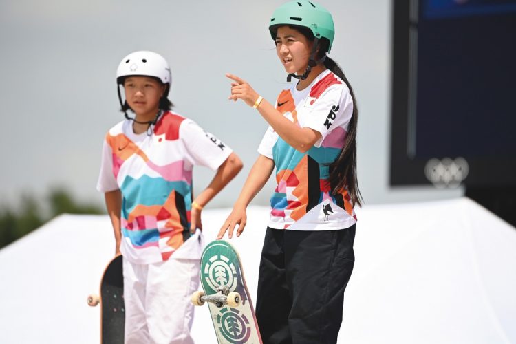 スケートボード・女子ストリートで金メダル獲得の西矢椛（左）、女子ストリートで銅メダルを獲得した中山楓奈（写真／日本雑誌協会代表撮影： 佐貫直哉）
