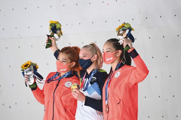スポーツクライミング・女子複合で銀メダルを獲得した野中生萌（左）、銅メダルの野口啓代（右）も（写真／日本雑誌協会代表撮影：榎本麻美）
