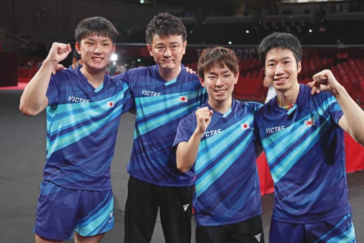 卓球・男子団体では銅メダルを獲得。右から水谷隼、丹羽孝希、張本智和（写真／日本雑誌協会代表撮影： 榎本麻美）