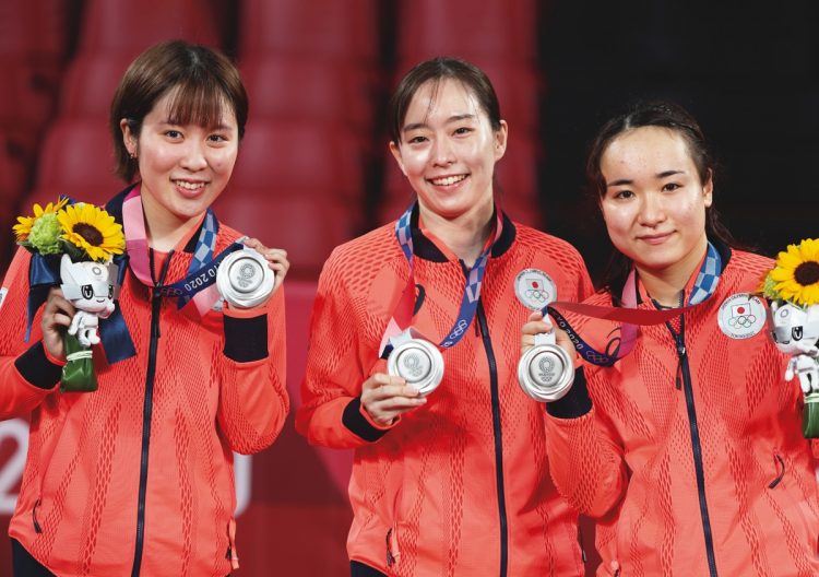 卓球・女子団体で銀メダルを獲得した（右から）伊藤美誠、石川佳純、平野美宇（写真／日本雑誌協会代表撮影：真野慎也）