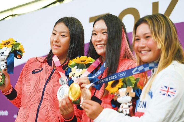 左からスケートボード・女子パークで銀メダルを獲得した開心那、金メダルを獲得した四十住さくら（写真／日本雑誌協会代表撮影： 榎本麻美）