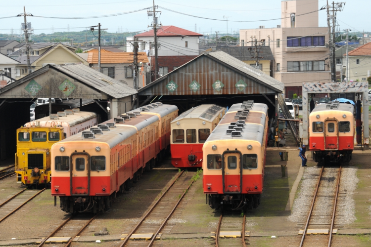 野田クリスタル選手権の舞台となった小湊鉄道五井駅。機関区には、キハ200形が並ぶ。