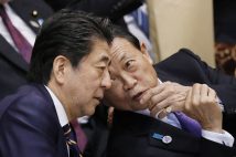 安倍晋三・前総理と麻生太郎・副総理（写真／共同通信社）