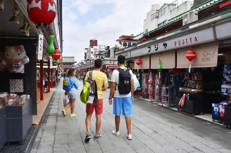 五輪期間中は閑散とした浅草だったが、年末には？（写真／共同通信社）