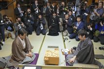 50歳を迎えた羽生善治は自身の変化をどう受け止め、前に進む気力を維持しているのか（写真／共同通信社）