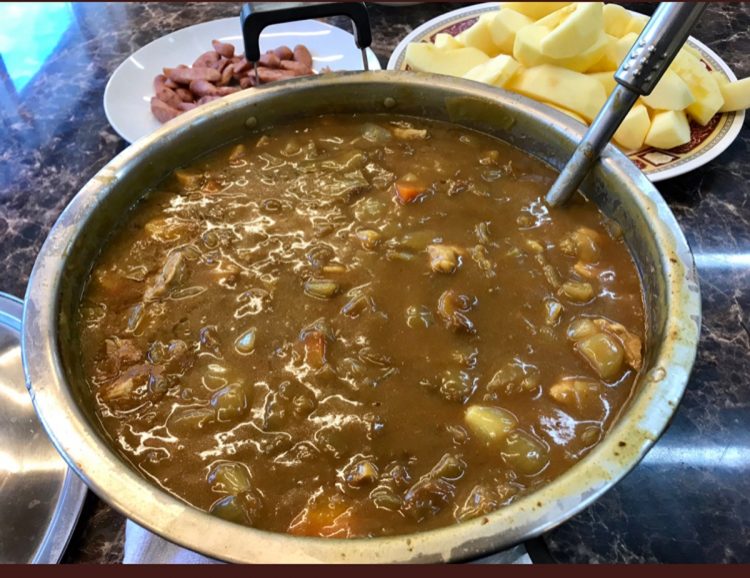 大鍋で調理されたカレーは”新日”のプロレスラーたちが試合前に食べる勝負飯