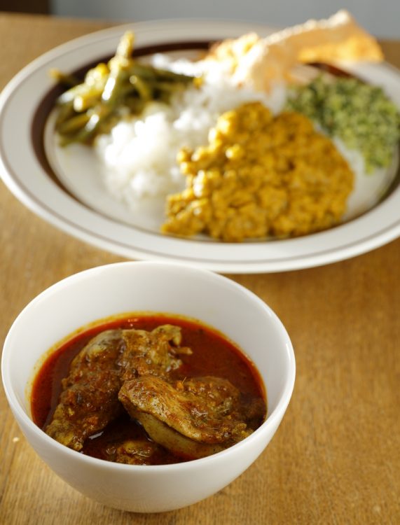 人気のチキンカレーはWebで販売する『スパイスセット』を使えば、お店の味を再現できる（撮影／ミクニケンイチ）
