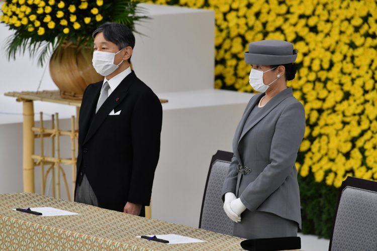 天皇陛下と雅子さまは、黙祷のお辞儀のタイミングまで揃えられる、息の合った様子を見せられた（撮影／JMPA）