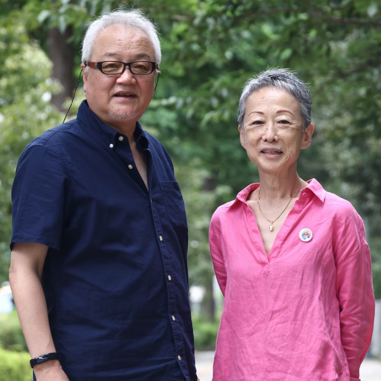 タンゴ歌手の西澤守さん（左）と50年来のファンの國府田公子さん