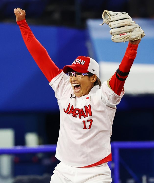 喜んだ上野由岐子選手（写真／AFLO）