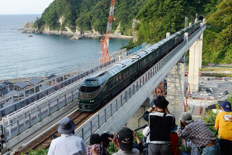 JR西日本「TWILIGHT EXPRESS 瑞鳳」一番列車の撮影に臨む鉄道ファンたち。多くの撮り鉄はマナーを守っている（手前）＊写真と本文は関係ありません（2017年、時事通信フォト）