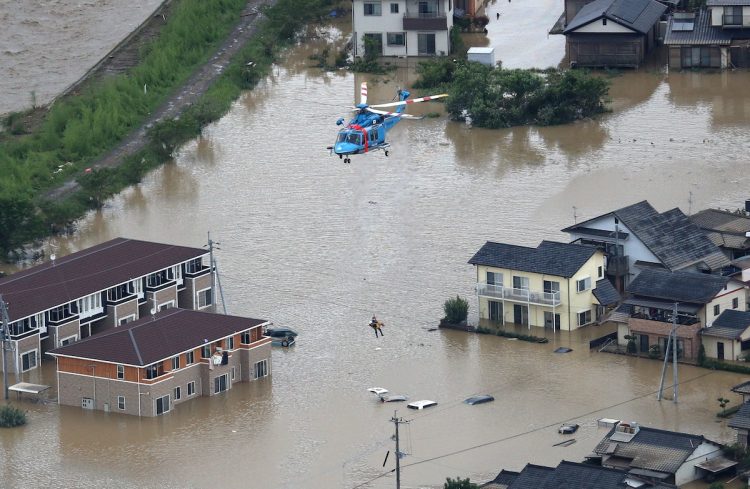 2020年7月豪雨で冠水した熊本県人吉市（時事通信フォト）
