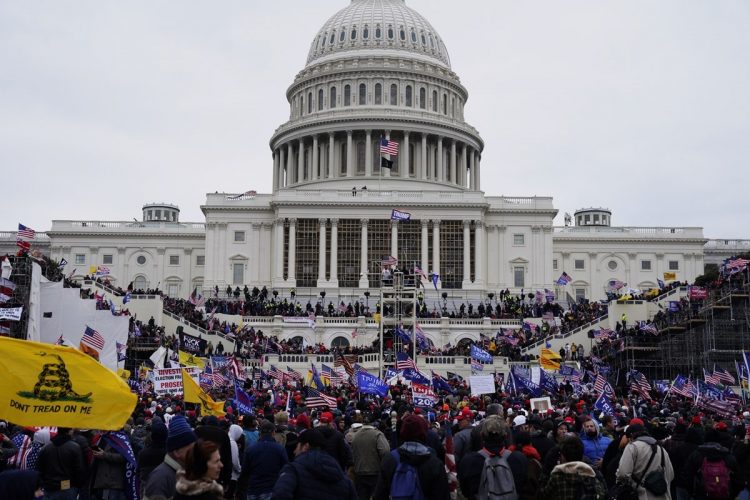 今年1月、米連邦議会議事堂に押し寄せたトランプ前大統領の支持者たち（写真／EPA＝時事）