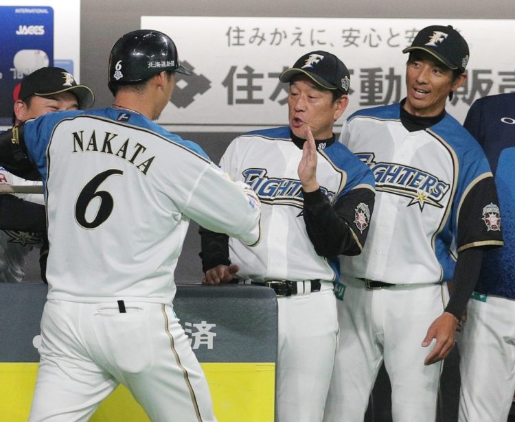 2019年、本塁打を放った日本ハムの中田翔（左）をベンチで迎える栗山英樹監督（時事通信フォト）