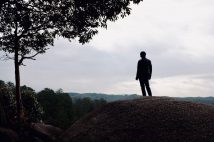 現代社会において「孤独」が生まれる背景とは?(イメージ)