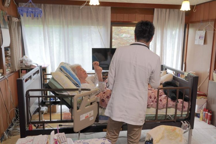 基本的に月2回、患者の家庭を訪問する