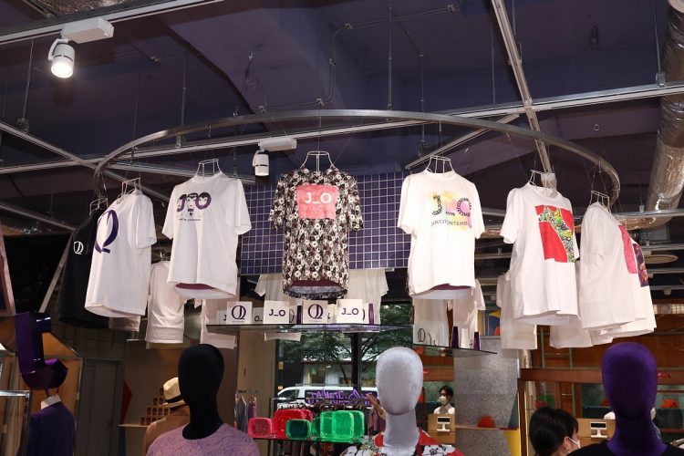 店内中央に吊るされたTシャツはユニセックスで、XS～SNG（慎吾）サイズまで揃 う