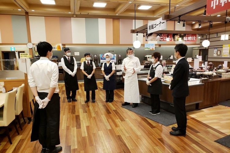 スタッフに指導する大江戸温泉物語グループの最高料理顧問、高階孝晴氏