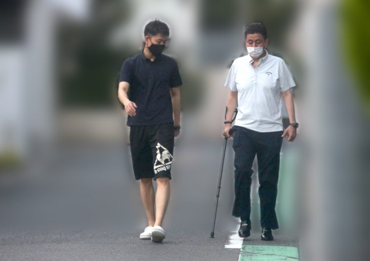 安倍元首相の跡継ぎ問題はどうなる？（写真は岸信夫氏と長男の信千世氏／2021年8月）