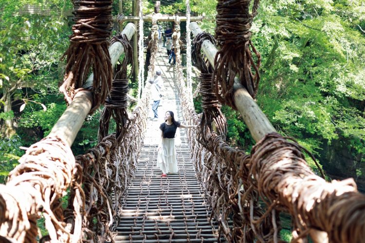 日本3大秘境のひとつである徳島県・祖谷の名所「祖谷のかずら橋」