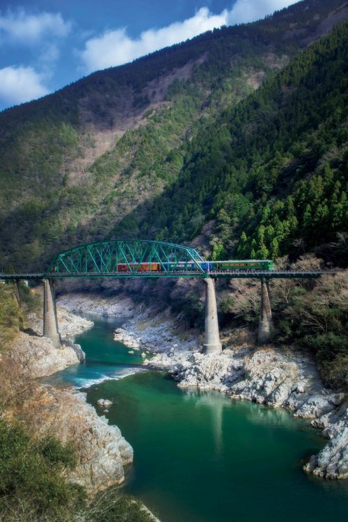 渓谷美で知られる小歩危・大歩危峡、吉野川、讃岐山脈など起伏に富む景色の中を走行する。大歩危駅と多度津駅の間にはトンネルが36、橋梁が146もある（写真／JR四国）